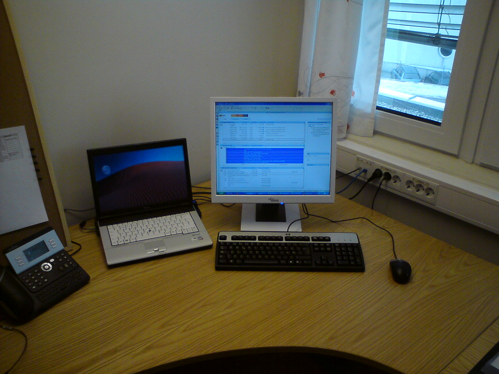 biurko z ergonomicznym krzesłem i monitorem